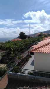 Vaade basseinile majutusasutuses Villas Madalena Chalets vista mar cWiFi või selle lähedal