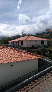 a view of a building with a roof at Villas Madalena Chalets vista mar cWiFi in Santa Cruz