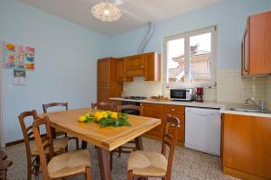 Kuchyňa alebo kuchynka v ubytovaní Casa Limoni