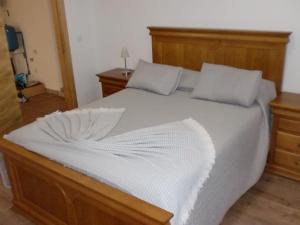 una camera con un letto bianco con due cuscini di Casa do Canto a Macedo de Cavaleiros