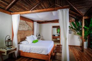 ein Schlafzimmer mit einem Himmelbett in der Unterkunft Pacuare Lodge by Böëna in Bajo Tigre