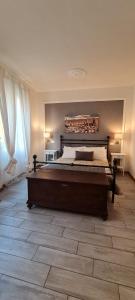 duża sypialnia z dużym łóżkiem w pokoju w obiekcie Soggiorno dell Agnolo we Florencji