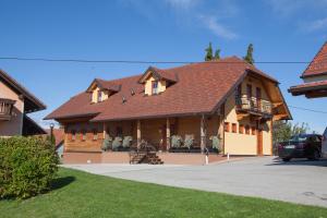 una casa grande con techo marrón en Wine & Tourism Bračko 