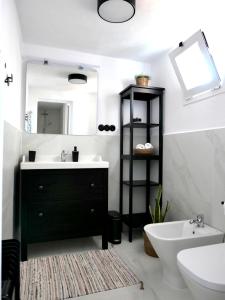 A bathroom at Palm House 10