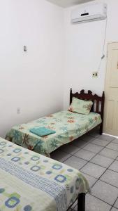 1 dormitorio con 2 camas y calentador en Suítes em Parintins en Parintins