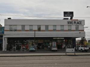 ein Gebäude mit vor einem Geschäft geparkten Autos in der Unterkunft Vive Place in Aguascalientes