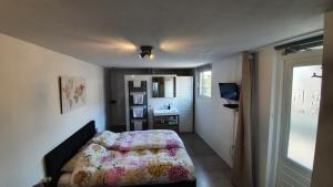 a bedroom with a bed and a bathroom with a window at Logeren op Dijk43 in Broek op Langedijk