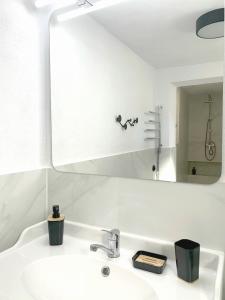 A bathroom at Palm House 10
