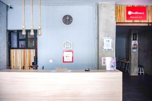 Vstupní hala nebo recepce v ubytování RedDoorz Hostel Near Ngurah Rai Airport Kuta