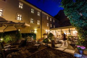 A garden outside BEIGLI Hotel & Garden