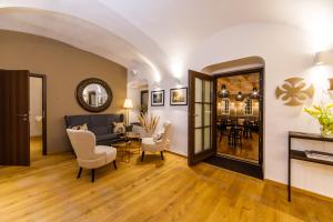 A seating area at BEIGLI Hotel & Garden