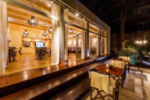 A seating area at BEIGLI Hotel & Garden