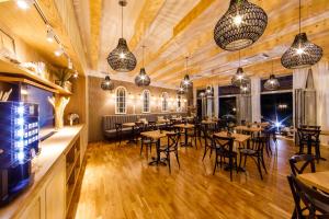 A restaurant or other place to eat at BEIGLI Hotel & Garden