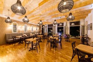 A restaurant or other place to eat at BEIGLI Hotel & Garden