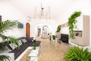 a living room filled with furniture and plants at Villa genny and emily in Positano