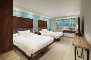 バトンルージュにあるTru By Hilton Baton Rouge I-10 East, LAのベッド2台とテレビがあるホテルの部屋