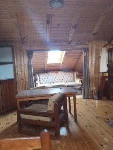 Habitación con sofá y mesa en una habitación en Domek letniskowy 8 -osobowy, en Sianożęty
