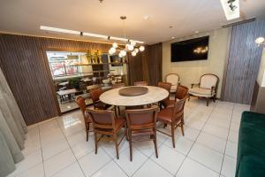 ein Esszimmer mit Tisch und Stühlen in der Unterkunft Metropolitan Hotel in Teresina