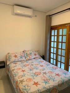 Ένα ή περισσότερα κρεβάτια σε δωμάτιο στο Sunset Maresias- Casas e Chalés C3 +38 φωτογραφίες