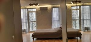 Llit o llits en una habitació de Новая Эко-квартира у Метро Славутич