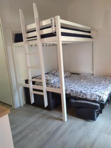 twee stapelbedden in een kamer met een bed bij Studio Boulouris Panorama in Saint-Raphaël +33 foto's