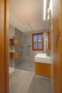 y baño con ducha, lavabo y aseo. en Wine & Tourism Bračko 