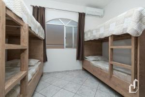 Giường tầng trong phòng chung tại Casa com 03 dormitórios