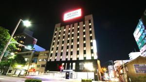 福岡市にあるホテルニューガイア上呉服の上に看板があるホテルの建物