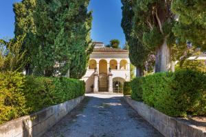 una entrada que conduce a una casa con árboles en Villa Pardi en Manoppello