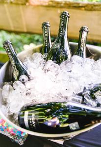 tres botellas de vino en un tazón de hielo en Gasthaus Eickholt Hotel-Restaurant, en Ascheberg