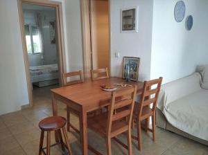 einen Holztisch und Stühle in einem Zimmer mit einem Bett in der Unterkunft ΔΕΣΠΟΙΝΑ in Néa Péramos + 4 Fotos