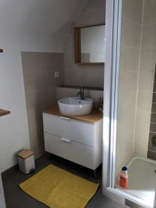 Photo de la galerie de l'établissement Appartement rénové en duplex à proximité du centre, au Palais