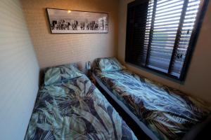 Giường trong phòng chung tại Hip huisje aan de Maas