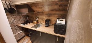 een kleine keuken met een aanrecht met een magnetron bij B&B Mackenzieplaats in Wilp