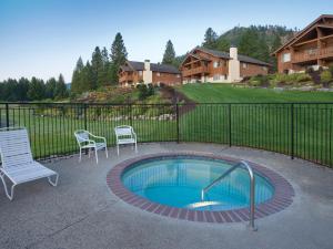 a hot tub with two chairs and a table and chairs at WorldMark Leavenworth in Leavenworth