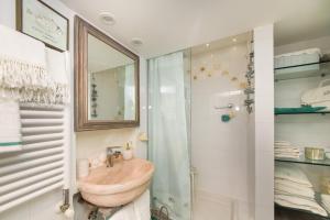 un baño con lavabo y ducha en Salsedine Relais, en Génova 11 fotos más