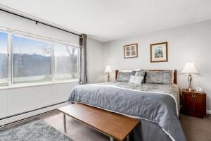 Un pat sau paturi într-o cameră la Snowlake B-11