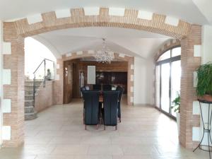 Un comedor con una mesa y sillas negras. en Casa Quermansó, en Vilajuïga 67 fotos más