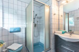 ヒンターゼーにあるFerienhaus Hinterseeのバスルーム(シャワー、洗面台、トイレ付)