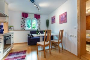 Eldhús eða eldhúskrókur á Ferienhaus Hintersee