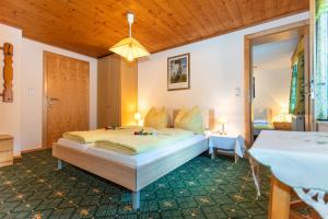 Rúm í herbergi á Ferienhaus Hintersee