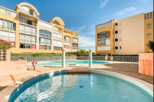 een zwembad voor een appartementencomplex bij Résidence Port Soleil Duplex T3 46 m2 climatisé in Gruissan