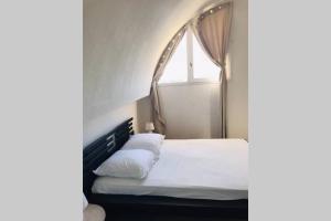 een slaapkamer met een groot bed en een raam bij Résidence Port Soleil Duplex T3 46 m2 climatisé in Gruissan +12 foto's