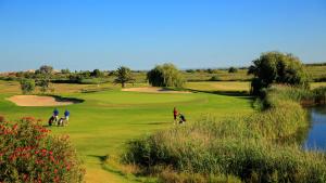een groep mensen die golfen op een golfbaan bij SUITEON7TH VILAMOURA THE BEST VIEW IN TOWN - 1Br in Quarteira