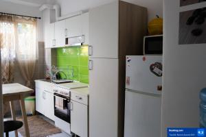 cocina con nevera blanca y fregadero en The Zen Apartment Athens, en Atenas