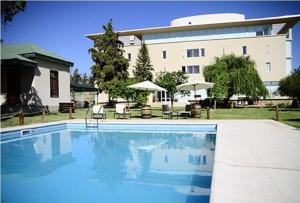 una gran piscina frente a un edificio en Hotel Finca Hermitage en Mendoza