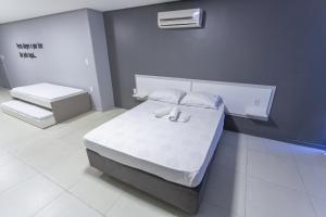 Postel nebo postele na pokoji v ubytování USEHOTEL - A uma quadra do complexo hospitalar Santa Casa