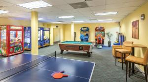 - une salle avec une table de ping-pong et des jeux d'arcade dans l'établissement WorldMark Palm Springs, à Palm Springs