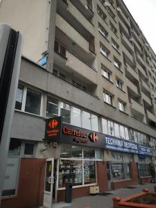 ein Gebäude mit einem Schild davor in der Unterkunft NEXT TIME in Warschau