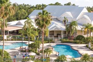 eine Luftaufnahme eines Resorts mit Pool und Palmen in der Unterkunft WorldMark Orlando Kingstown Reef in Orlando